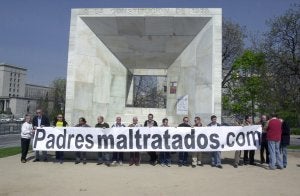 Una manifestación de padres separados reclamando sus derechos en Madrid. ::
EFE/
