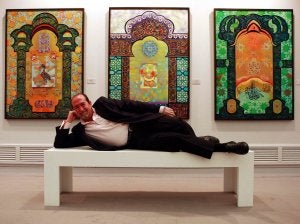 El 'creador de imágenes' granadino Manuel Ruiz Ruiz posa ante algunas de sus obras. :: GONZÁLEZ MOLERO/