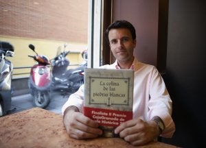 El escritor extremeño José Luis Gil Soto posa con su novela finalista del CajaGranada. ::
ALFREDO AGUILAR/