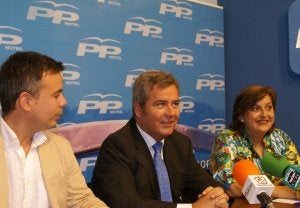 Nicolás Navarro, José García Fuentes y Ángeles López Cano valoraron la situación del PSOE. ::
IDEAL/