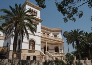 La casa Fischer vuelve a resplandecer tras año y medio de restauración donde se ha respetado al máximo los elementos originales de esta vivienda que se construyó hace un siglo. :: M. MANZANO/
