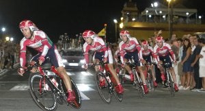 Cambios. El Andalucía-Cajasur, durante el prólogo de la pasada Vuelta a España en Sevilla. ::
EFE/