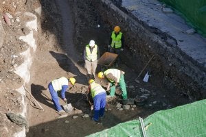 Los obreros se afanan en los trabajos para descubrir parte de la estructura encontrada. :: ALFREDO AGUILAR/