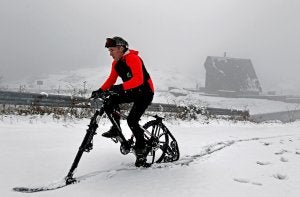Fermín Paularena a lomos de su bici de nieve el lunes en Ibañeta. ::
JESÚS DIGES/EFE/