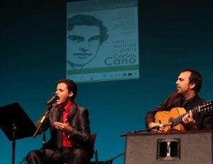 Juan Pinilla, en la foto de la izquierda, y Marina Heredia pusieron el toque flamenco en el homenaje al cantautor. :: GONZÁLEZ MOLERO/