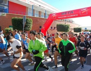 Un momento de la salida de la San Silvestre albojense. ::
IDEAL/