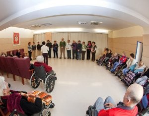 Los ancianos de la residencia Costa Nevada escuchan embelesados los villancicos de la Coral Armiz. :: SALVADOR RODRÍGUEZ/