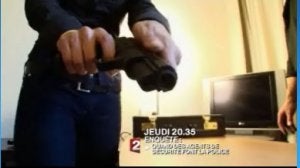 Uno de los periodistas monta el arma en los lavabos del avión durante el viaje de ida. :: FRANCE 2/