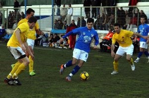 Linares y Baeza, 2-1 para los azulillos en la ida, protagonizan partidazo de la Preferente. :: ENRIQUE/