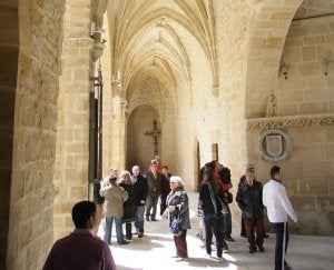 Ubetenses recorriendo el claustro de Santa María. :: ROMÁN/