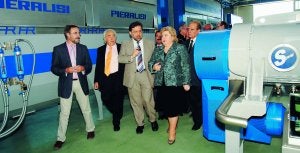 Responsables de Pieralisi explican cómo son las instalaciones a la consejera Aguilera. :: CELIA MONDÉJAR/