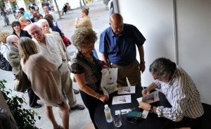 Granadinos guardan cola para que Andrés Cárdenas les firme su libro. :: PACO ORTIZ/