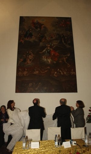 'Ánimas del Purgatorio', lienzo del siglo XIII, tras ser 'descubierto' por las autoridades asistentes ayer al acto. :: CELIA MONDÉJAR/