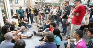 El trabajo en comisiones se ha potenciado en la última jornada para mantener el campamento con el mayor orden y la más diligente efectividad. :: MULLOR/