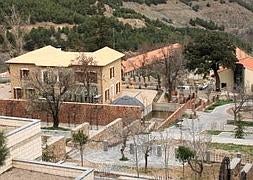 Parque forestal, en primer término, y centro de interpretación de la minería. :: E. BENÍTEZ/