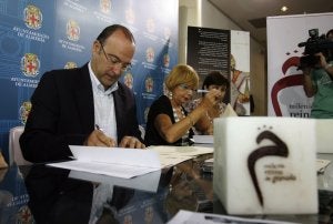 Luis Rogelio Rodríguez y Francisca Pleguezuelos formalizan el convenio de colaboración para las Alcaicerías del Reino de Granada. :: J. J. MULLOR/
