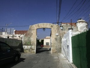 La imagen muestra la puerta de entrada del Castillo de El Diezmo. :: MULLOR/