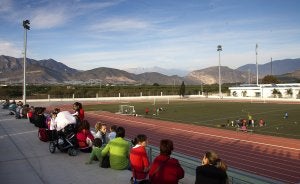 Padres y madres observan a sus hijos matriculados en las escuelas deportivas de Salobreña. :: JAVIER MARTÍN/