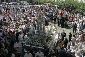 Numerosos fieles se lanzaron ayer a la calle para participar en los distintos actos y en la procesión del Corpus. :: FRANCIS J. CANO/