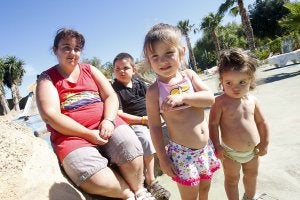 Katrina, en la piscina del camping Don Cactus con su hijo Daniel de 7 años, Emily, de tres y Ana de 18 meses. :: JAVIER MARTÍN/