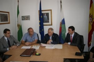 Amat, con diputados y alcalde de Benizalón. :: IDEAL/