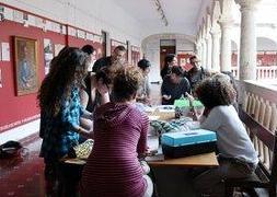 Los estudiantes de la asignatura de Patronaje y Confección tuvieron que salirse al pasillo para dar clase. :: I. A./
