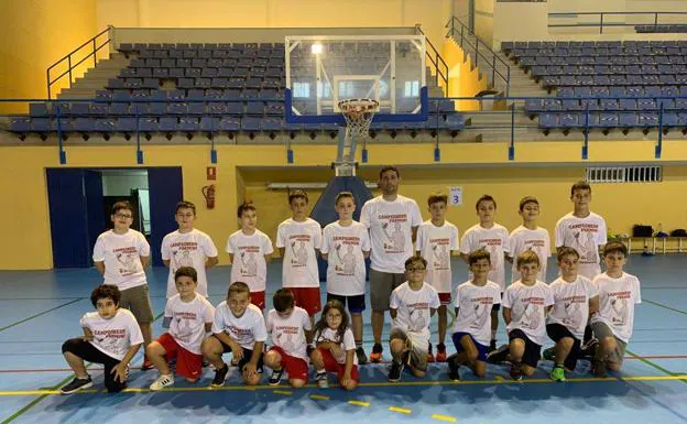 El grupo que ha participado en la liga Valorcesto con su entrenador, Santos Martínez. /CDBA