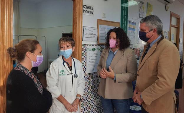 El delegado de Salud, la alcaldesa de Balanegra y la gerente de Distrito dieron la bienvenida a la pediatra. 