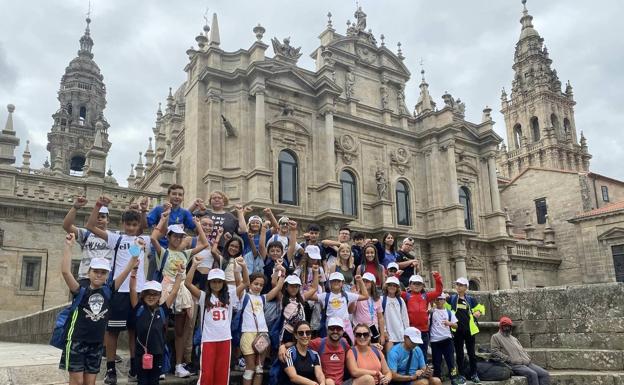 El coro Pedro Mena de Adra visitó Burgos y Santiago de Compostela con niños cantores de toda España. .