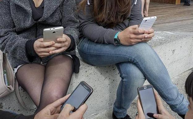 Los expertos alertan sobre el peligro que entraña la ausencia de anonimato en el uso del móvil entre menores. 