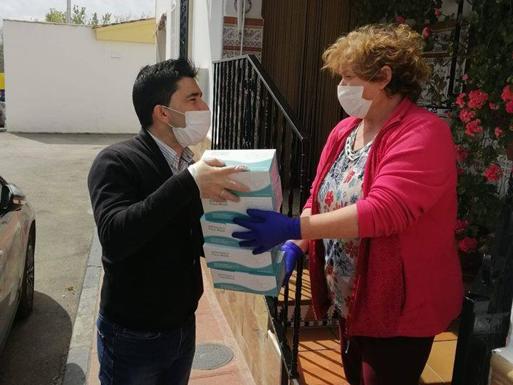 El edil de Aldeas, Ángel Montoro, entregando mascarillas a la alcaldesa pedánea de la Ribera Alta, Francisca Mudarra. 