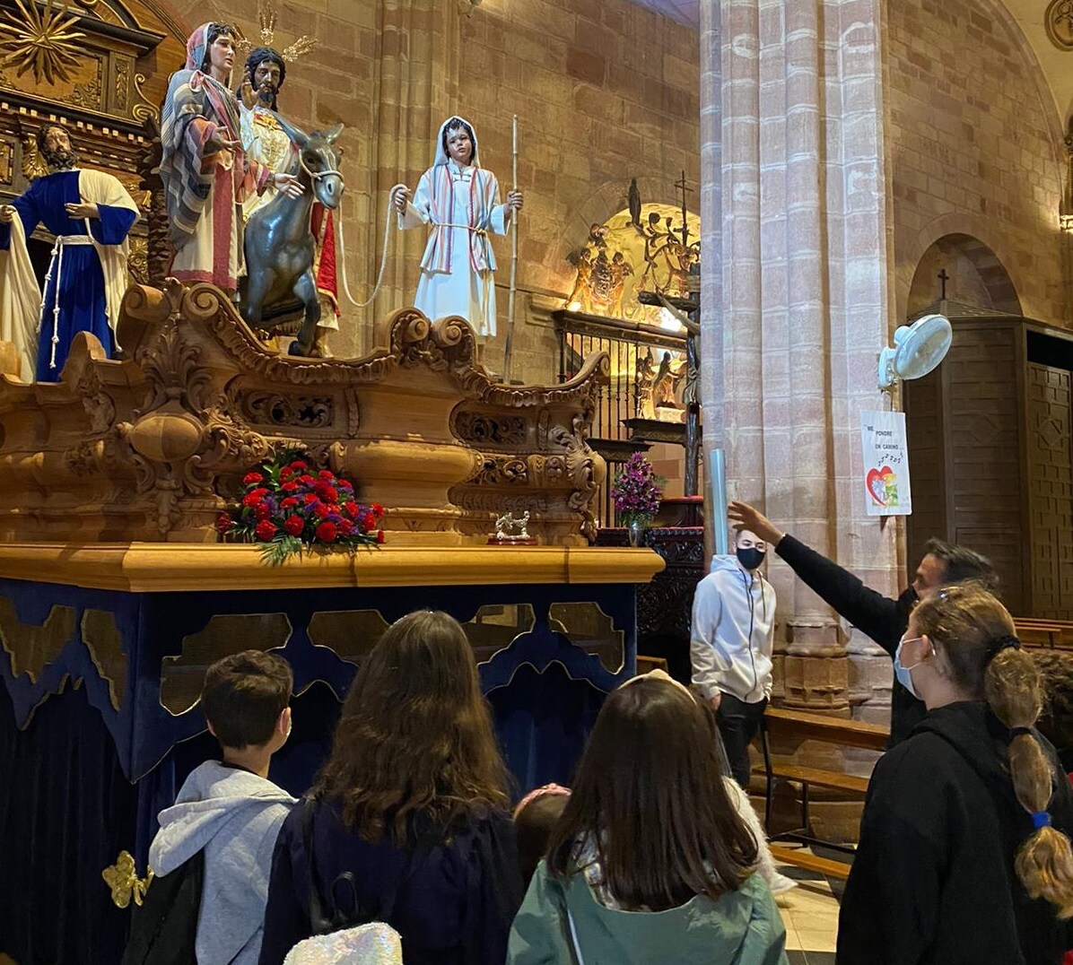 Los niños y niñas de Andújar se acercan a la tradición cofrade de la ciudad a través de la actividad «Conoce tu Semana Santa»