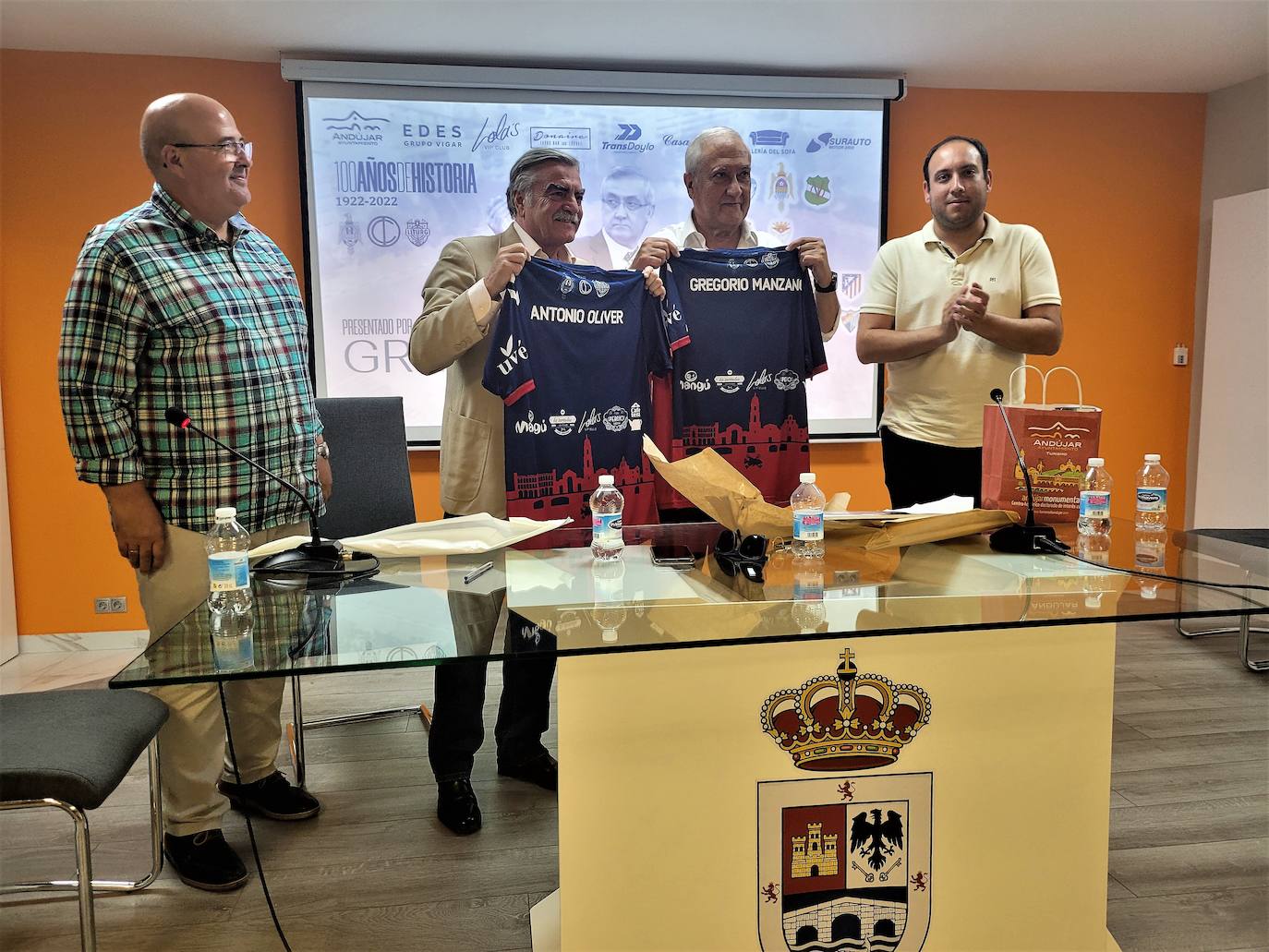 Antonio Oliver y Gregorio Manzano, recibieron la camiseta del centenario del Iliturgi con sus nombres serigrafiados. 