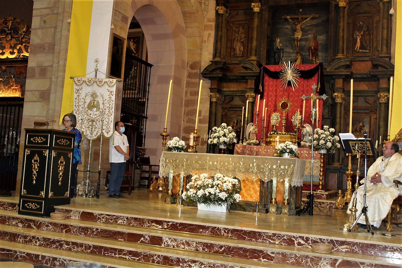 Celebración de la novena el pasado viernes en Santa María. /J. C. GONZÁLEZ