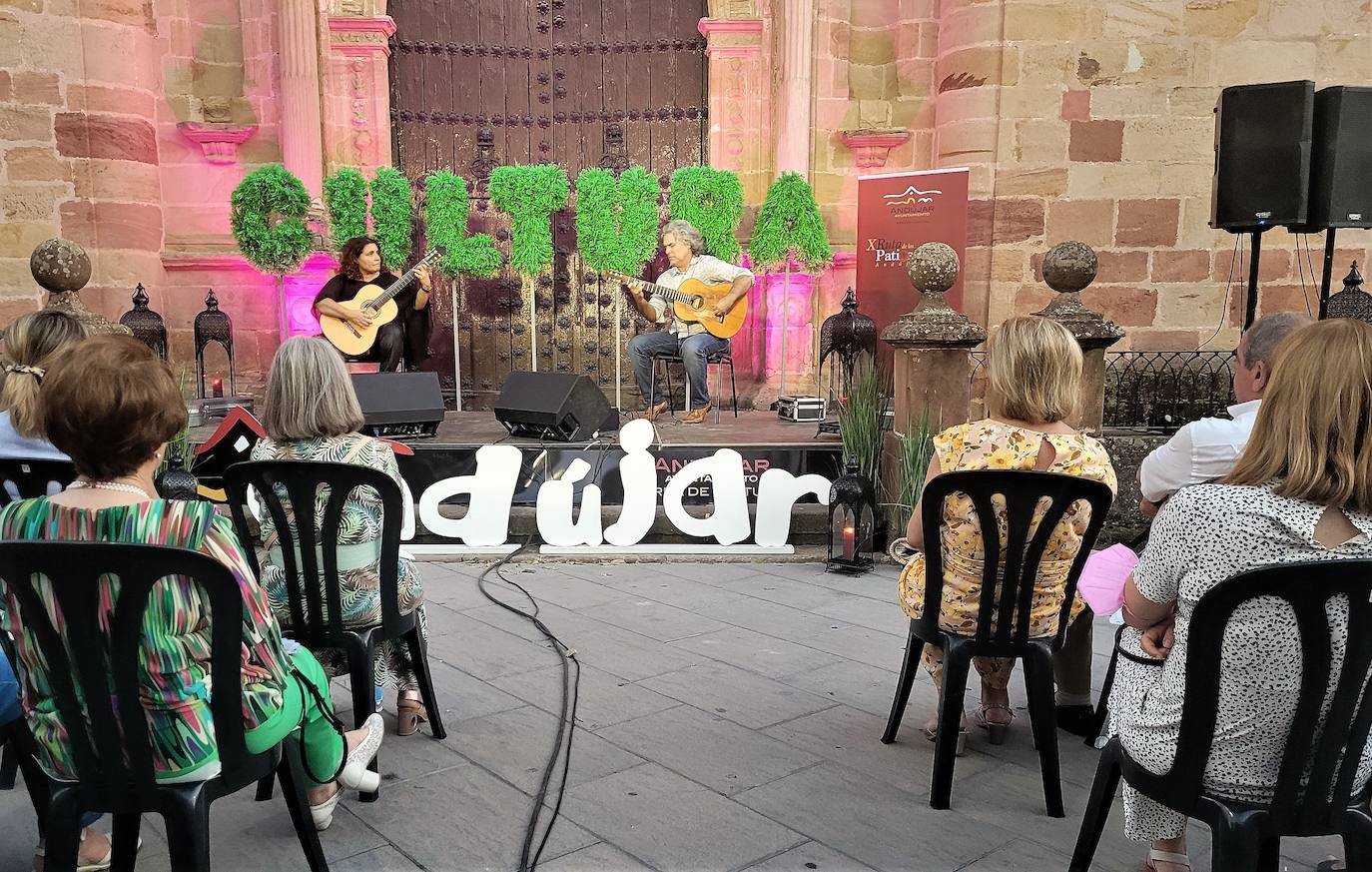 Actuación del duo 'Guitar Passion' en la la plaza de Santa María. 