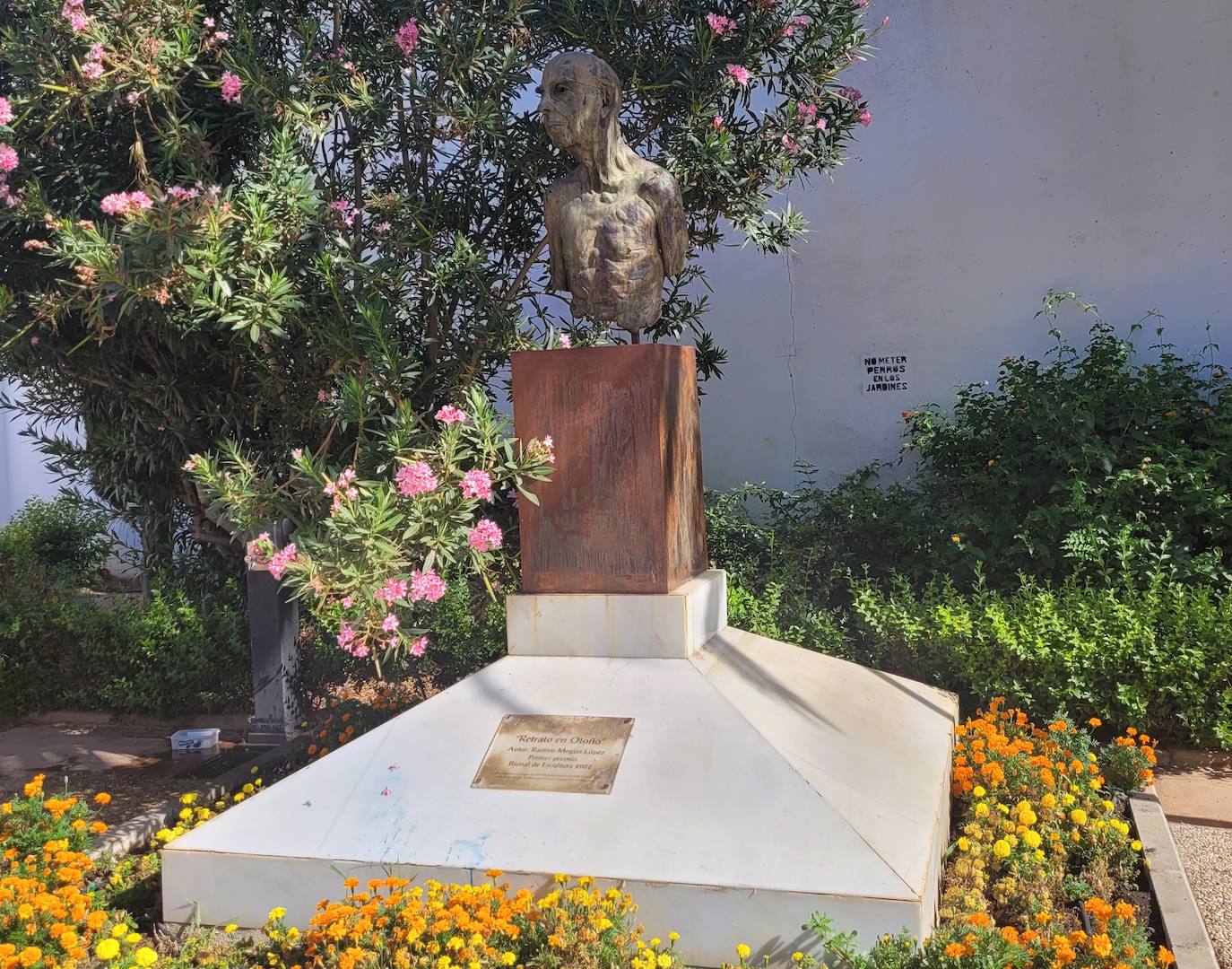 Estatua de Antonio González Orea en el Altozano La Marquesa, justo al lado de donde vivió el insigne escultor. 