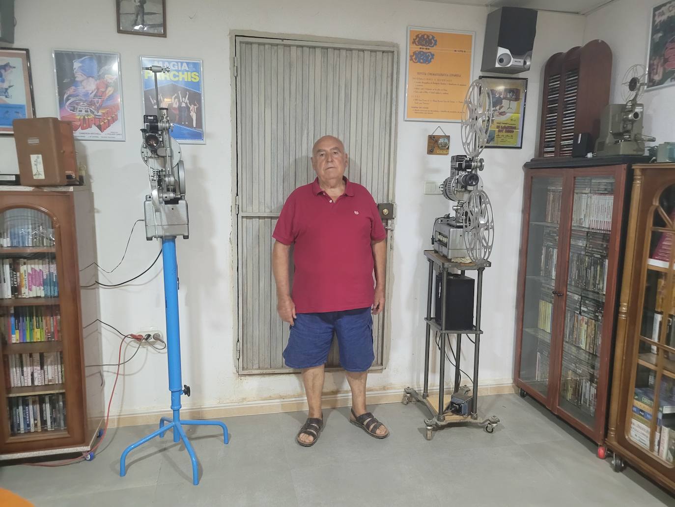 José López redeado de máquinas y carteles en el local de su casa. /J. C. G.