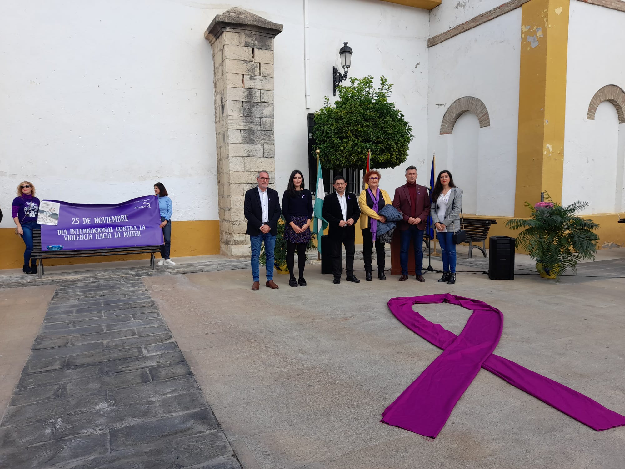 El presidente de Diputación participa en Escañuela en los actos conmemorativos por el 25N