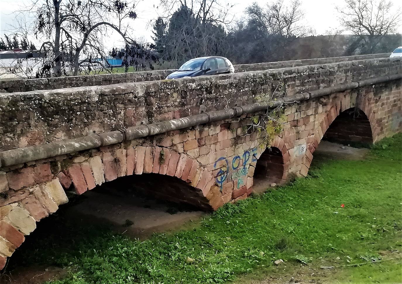 Junta y Consistorio planean ya alternativas de arreglo del puente romano