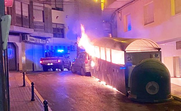 Baza sufre una larga noche de vandalismo con 20 contenedores quemados en 11 calles