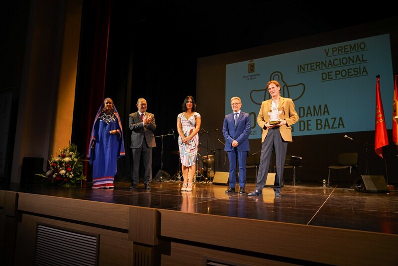 Juan Carlos Friebe con una reproducion de la Dama de Baza, acreditativa del premio Internacional de Poesia /
