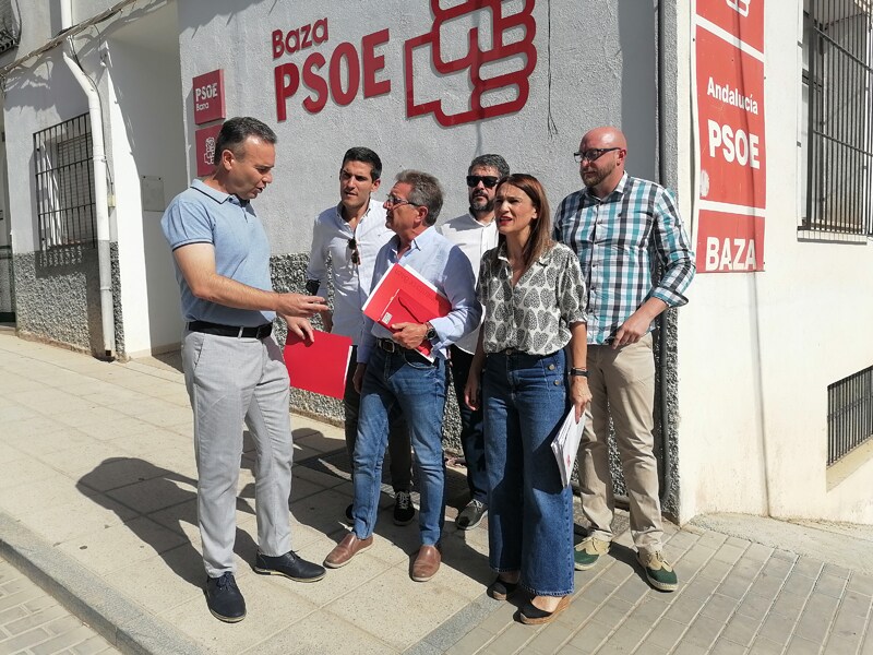 Olga Manzano, Abelardo Vico y Manolo Gavilón junto a concejales del PSOE HOY EN BAZA