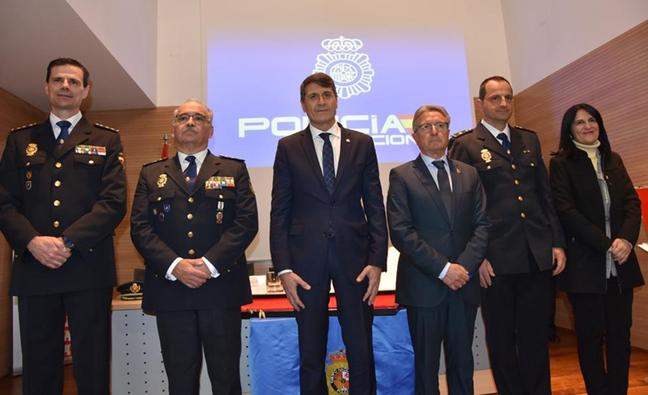 Maria López ( quinto de izquierda a derecha) nuevo jefe de la Comisaría de Policía de Baza/JOSÉ UTRERA