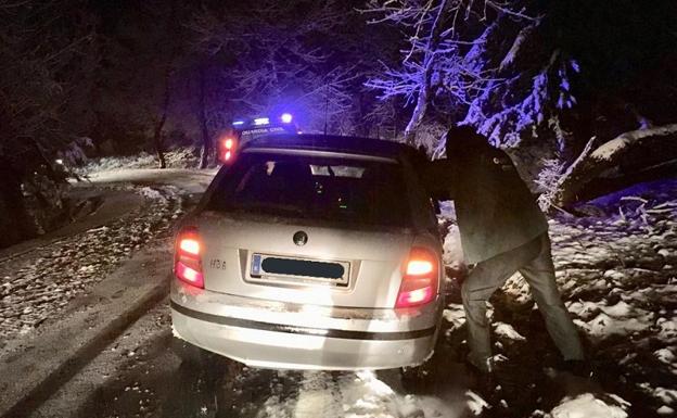 Siete vehículos atrapados en la nieve en la carretera del Tranco