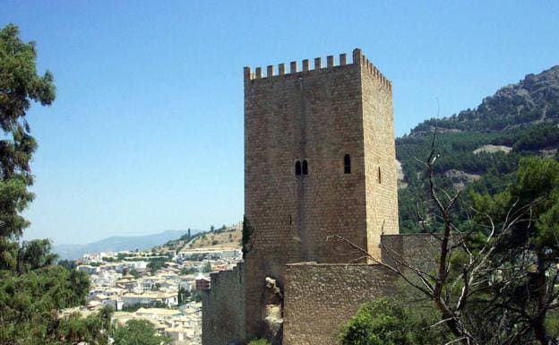 Vista del Castillo de Yedra, con la ciudad de Cazorla al fondo.. 