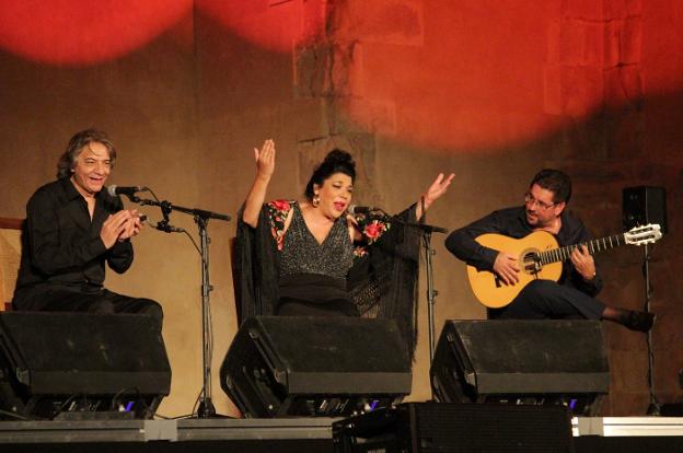 La Macanita en un momento de su concierto en Cazorla./JOSÉ LUIS GONZÁLEZ