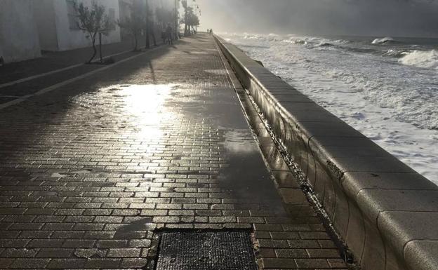 Imagen del Paseo Marítimo de Balerma durante el temporal de la semana pasada./