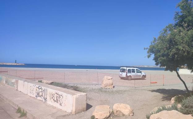 Zona acotada en la Playa de Poniente de Almerimar de donde se llevará la arena a Balerma. 