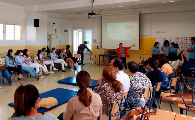 Distrito Sanitario Poniente imparte formación a profesores sobre primeros auxilios