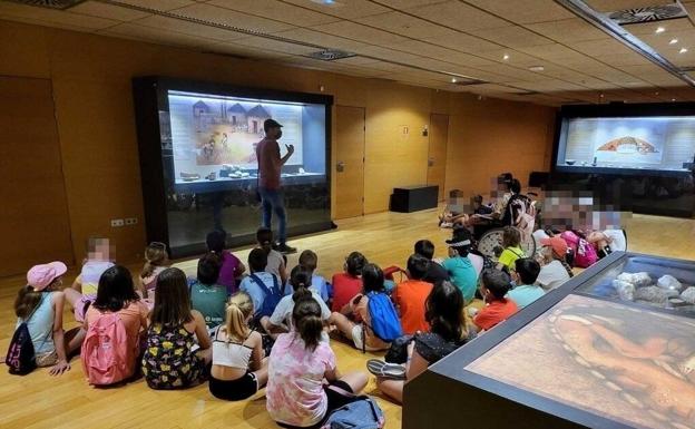 Los escolares descubren la Colección Arqueológica en el Día Internacional de los Museos